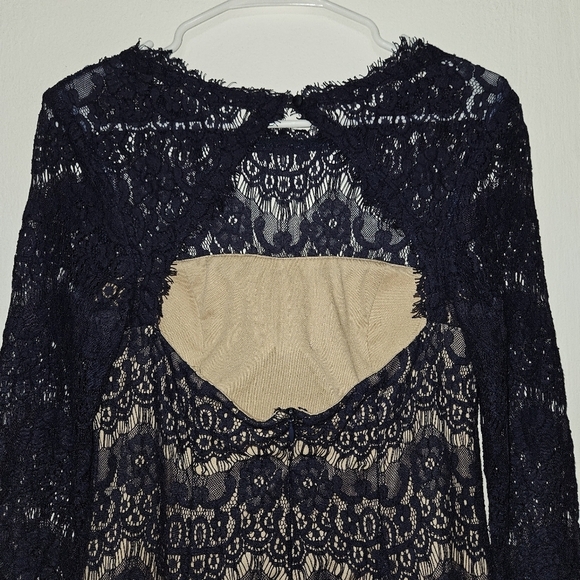 Betsy & Adam open back lace dress with 3/4 sleeves. Fit and flare. Size 8 Medium - Picture 10 of 12